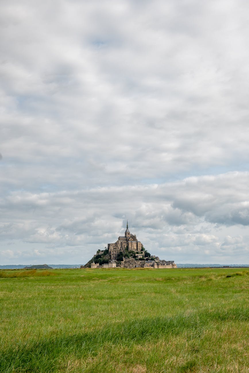 Mont-Saint-Michel en Normandie sous un ciel partagé