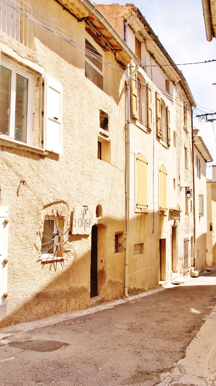 Rue ensoleillée à Saint-Étienne-les-Orgues, Provence
