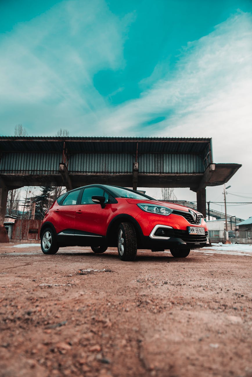 SUV Captur rouge dans une zone industrielle