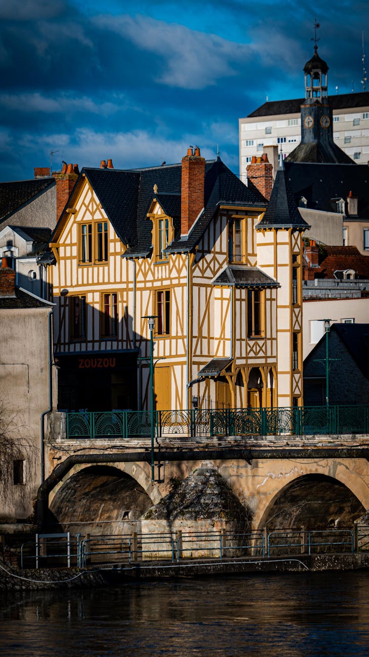 Maison à colombages au bord d'une rivière française