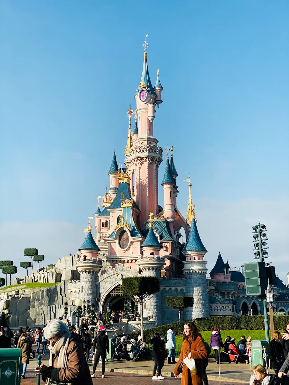 Château Disneyland Paris en journée avec visiteurs