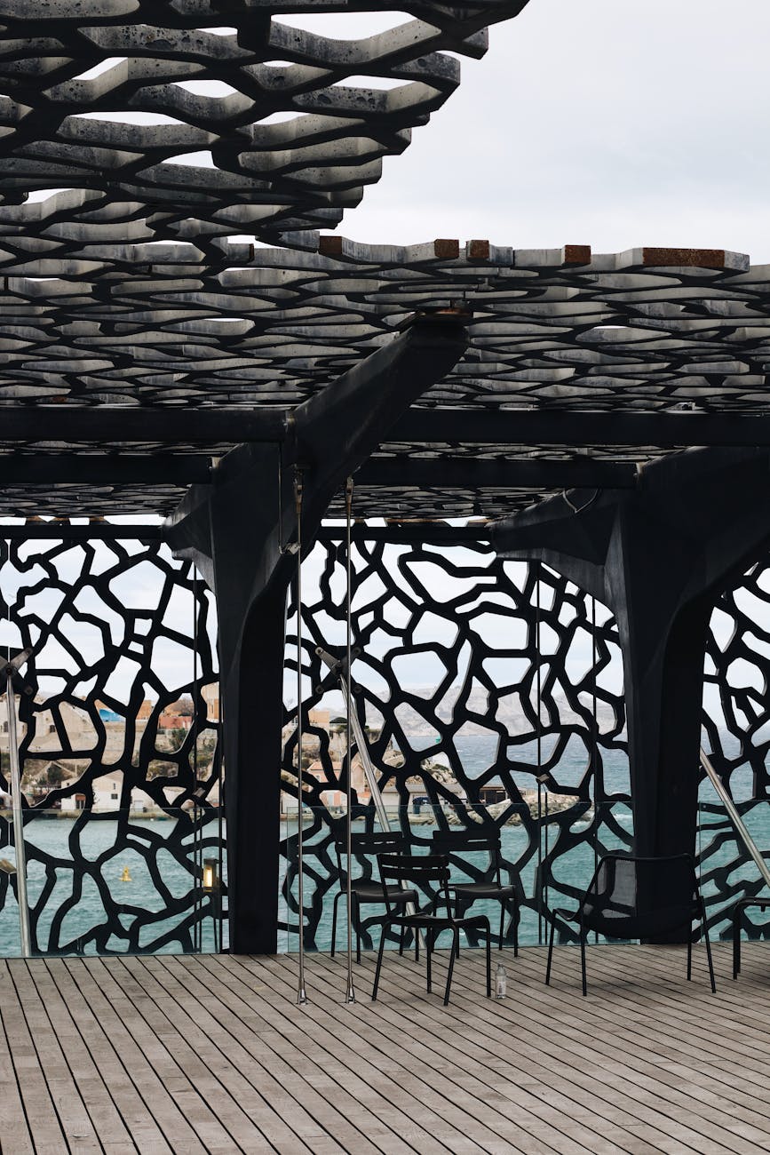 Architecture contemporaine en bord de mer évoquant le
