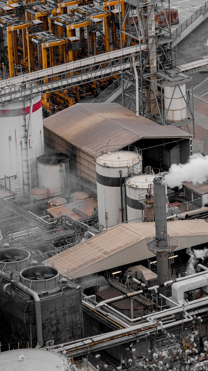 Vue aérienne d'une plateforme industrielle avec tuyauteries