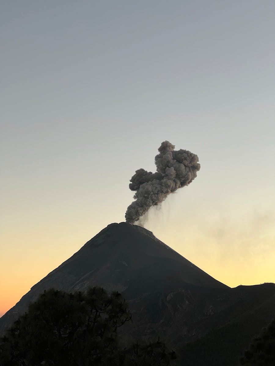 Éruption volcanique avec nuage de cendres