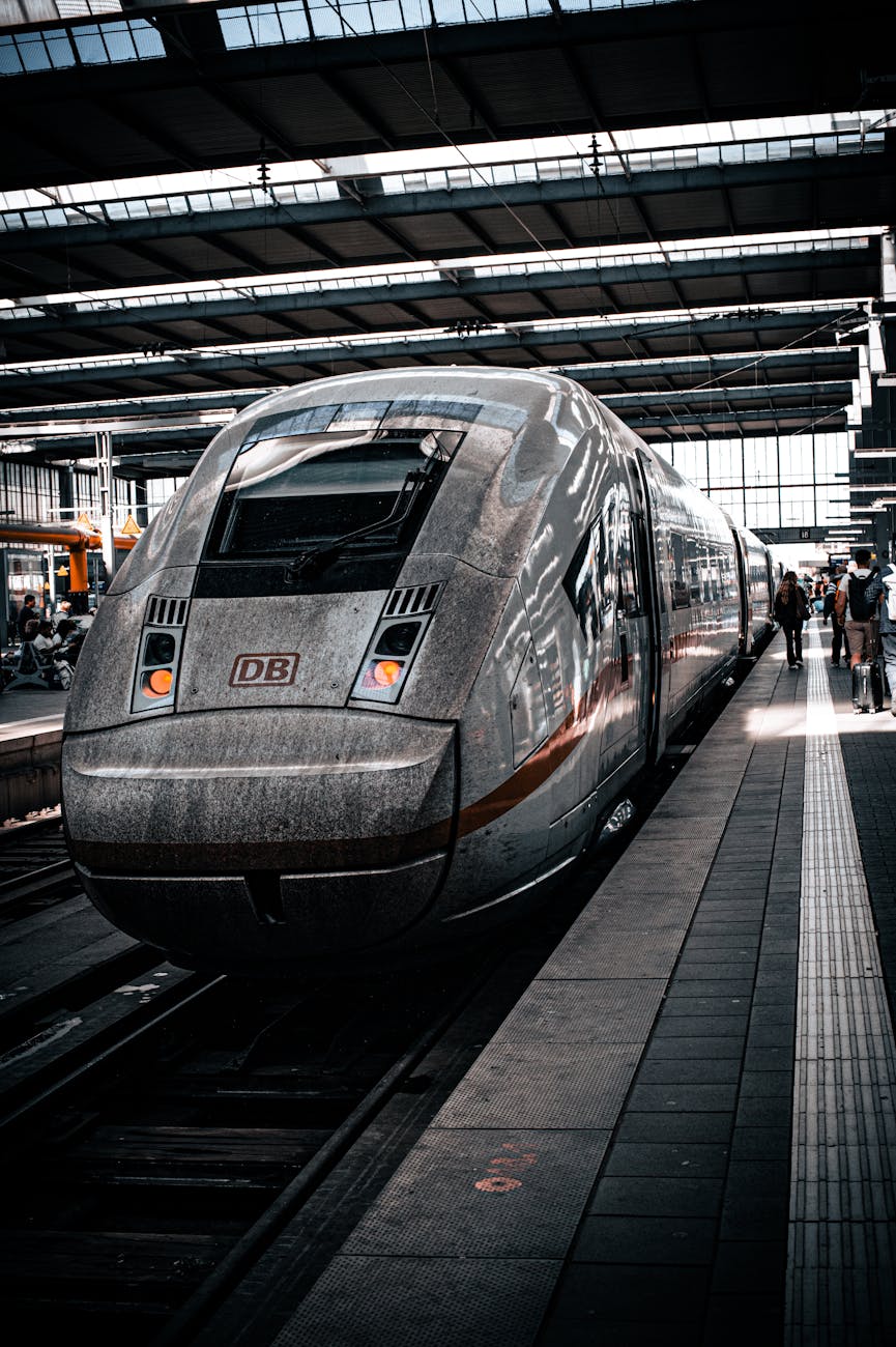Train à grande vitesse en gare urbaine moderne