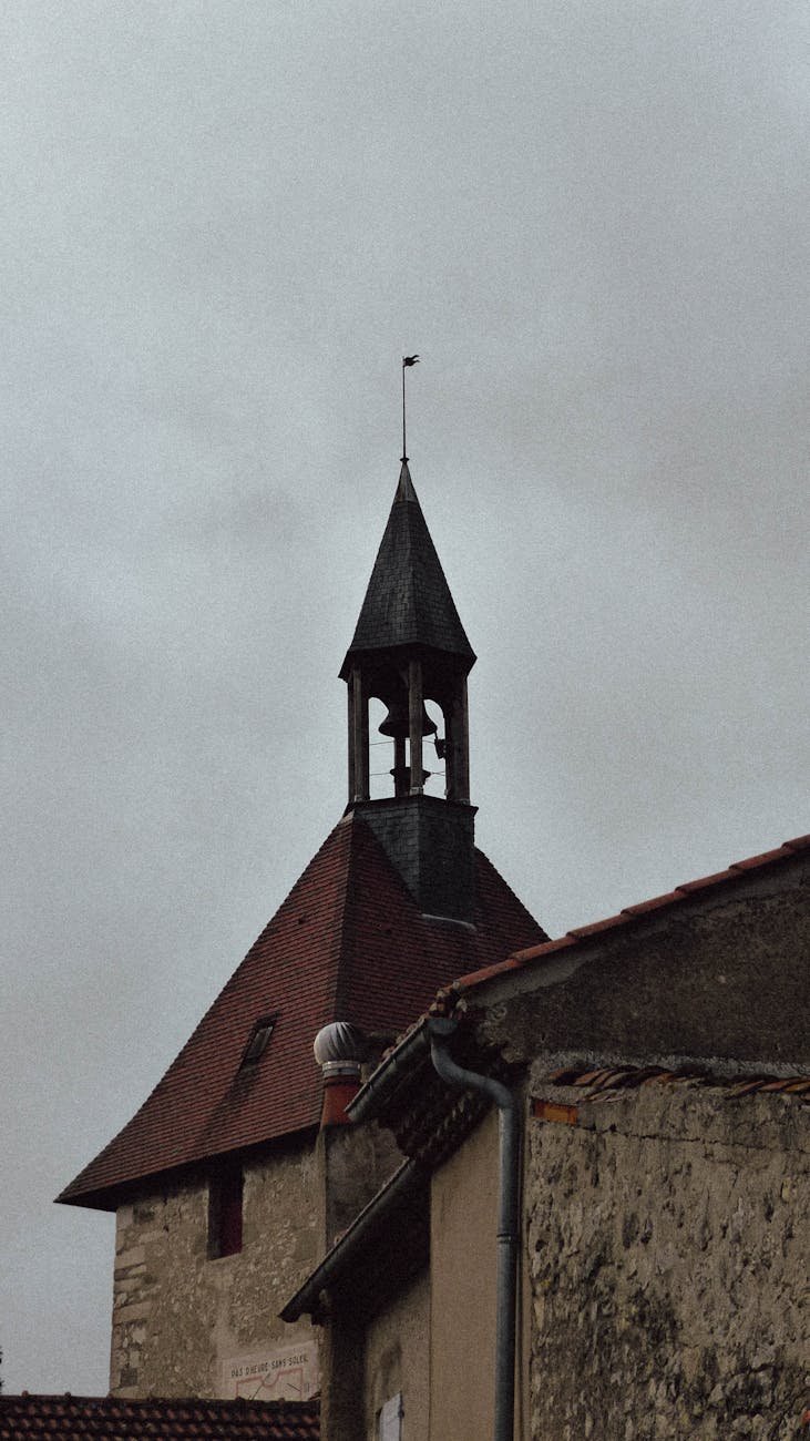 Clocher historique en pierre à Charroux, Auvergne-Rhône-Alpes, France