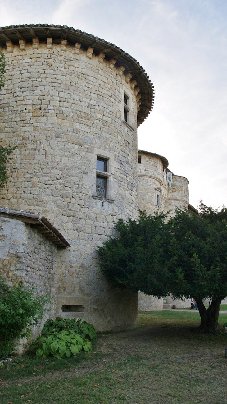 Tours en pierre d'un château historique à Mauriac, France, montrant l'architecture médiévale