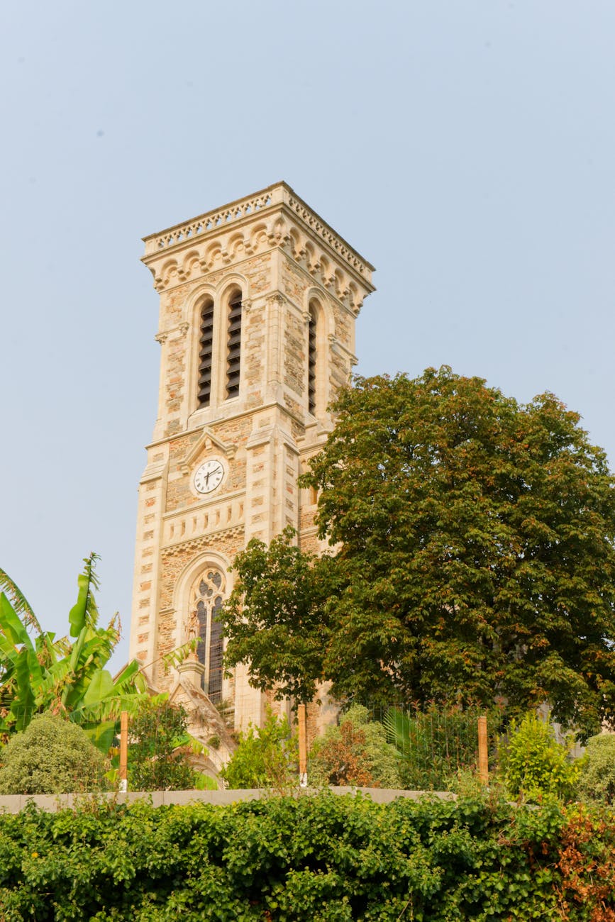 Tour-horloge en pierre dans la ville de Mayenne