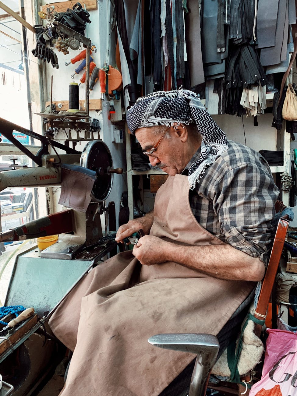 Artisan dans un atelier traditionnel