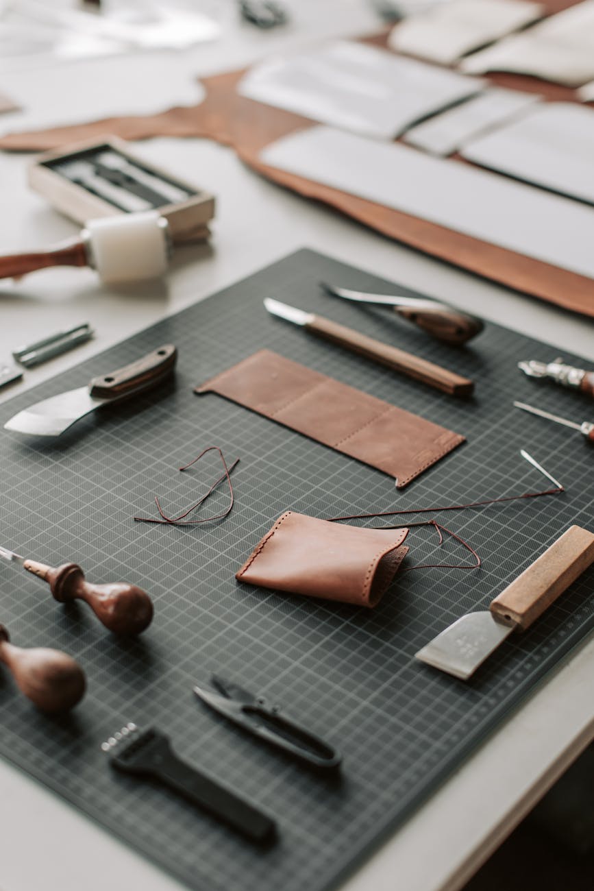 Outils et matières d'un atelier de maroquinerie