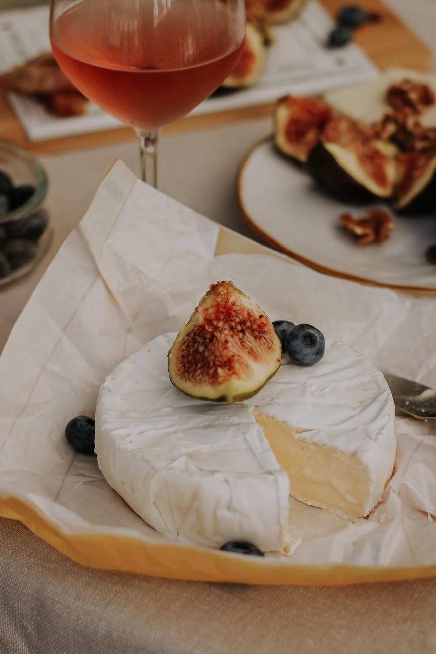 Brie de Meaux servi avec figues fraîches