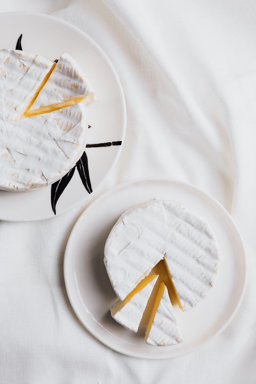 Brie crémeux en tranches sur planche