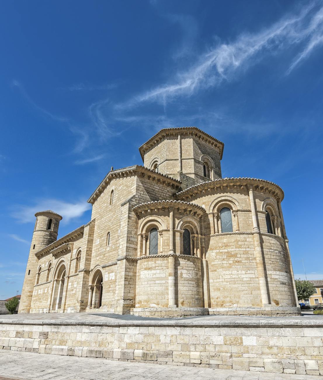 Église romane historique sous un ciel bleu