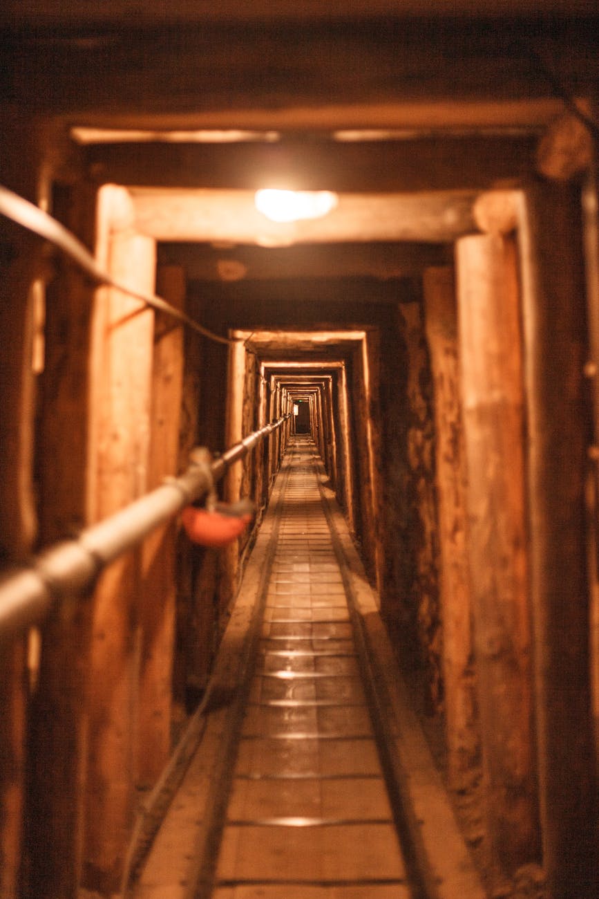 Long tunnel souterrain à charpente de bois et perspective profonde