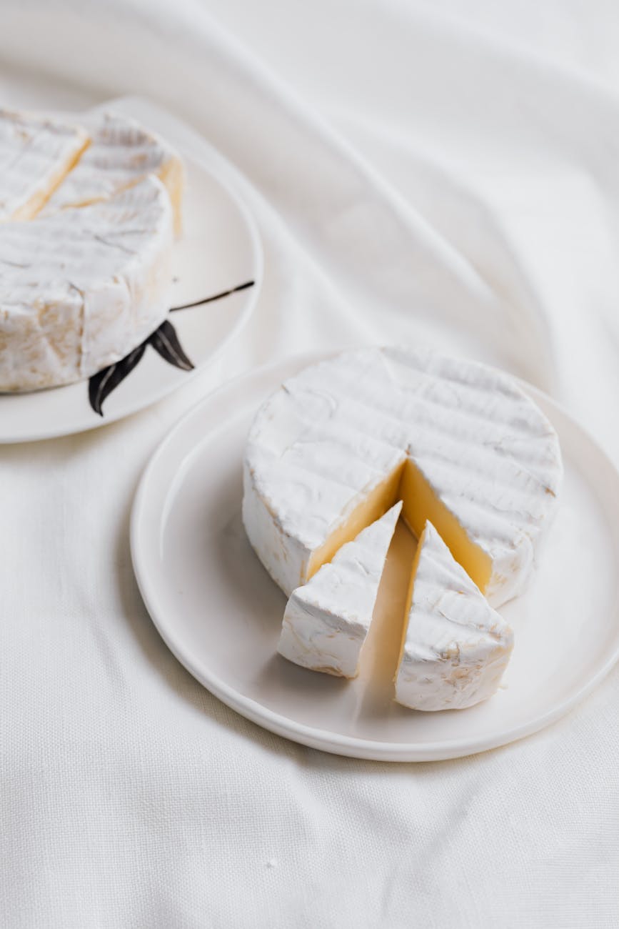 Brie crémeux servi sur ardoise