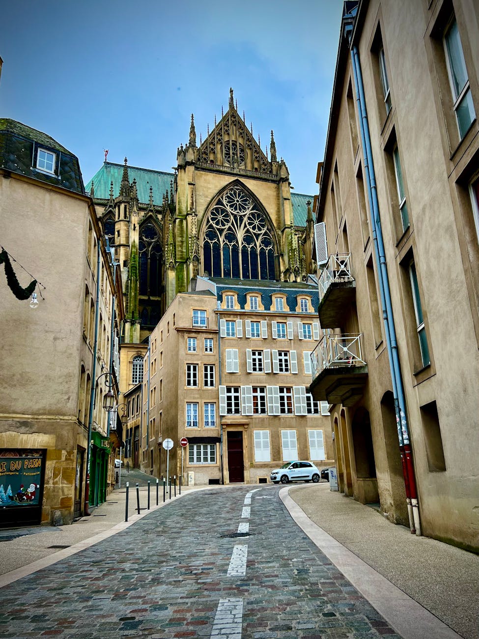 Façade gothique d'une cathédrale en France