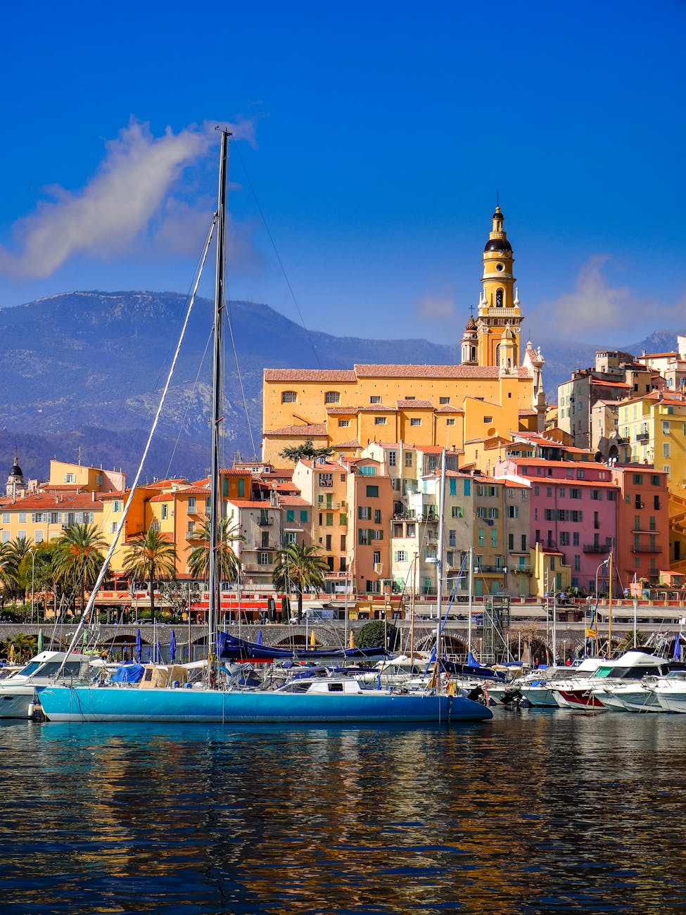Port de Menton avec maisons colorées sous un ciel bleu