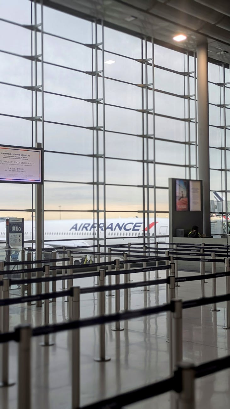 Avion Air France vu depuis un terminal d'aéroport vide