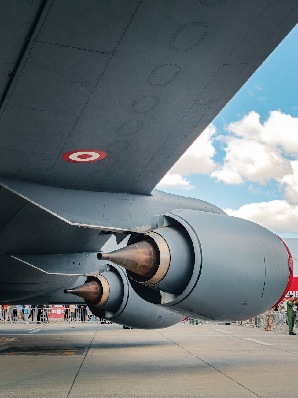 Détail d'un réacteur d'avion et d'une aile sur fond de ciel