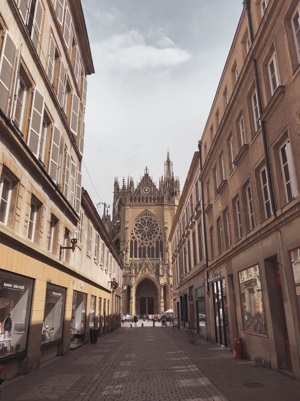 Rue historique menant à la cathédrale de Metz