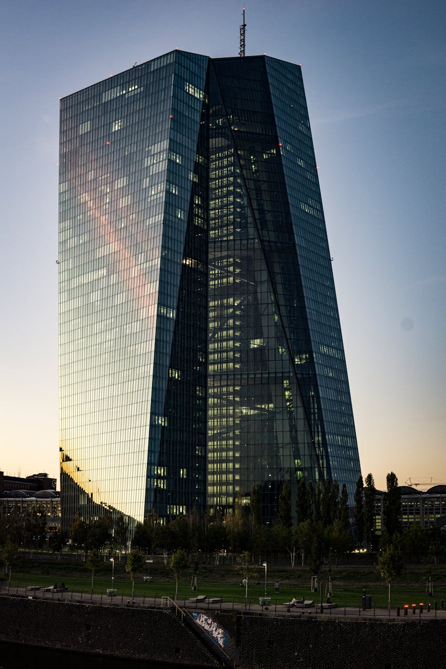 Tour bancaire moderne européenne au coucher du soleil