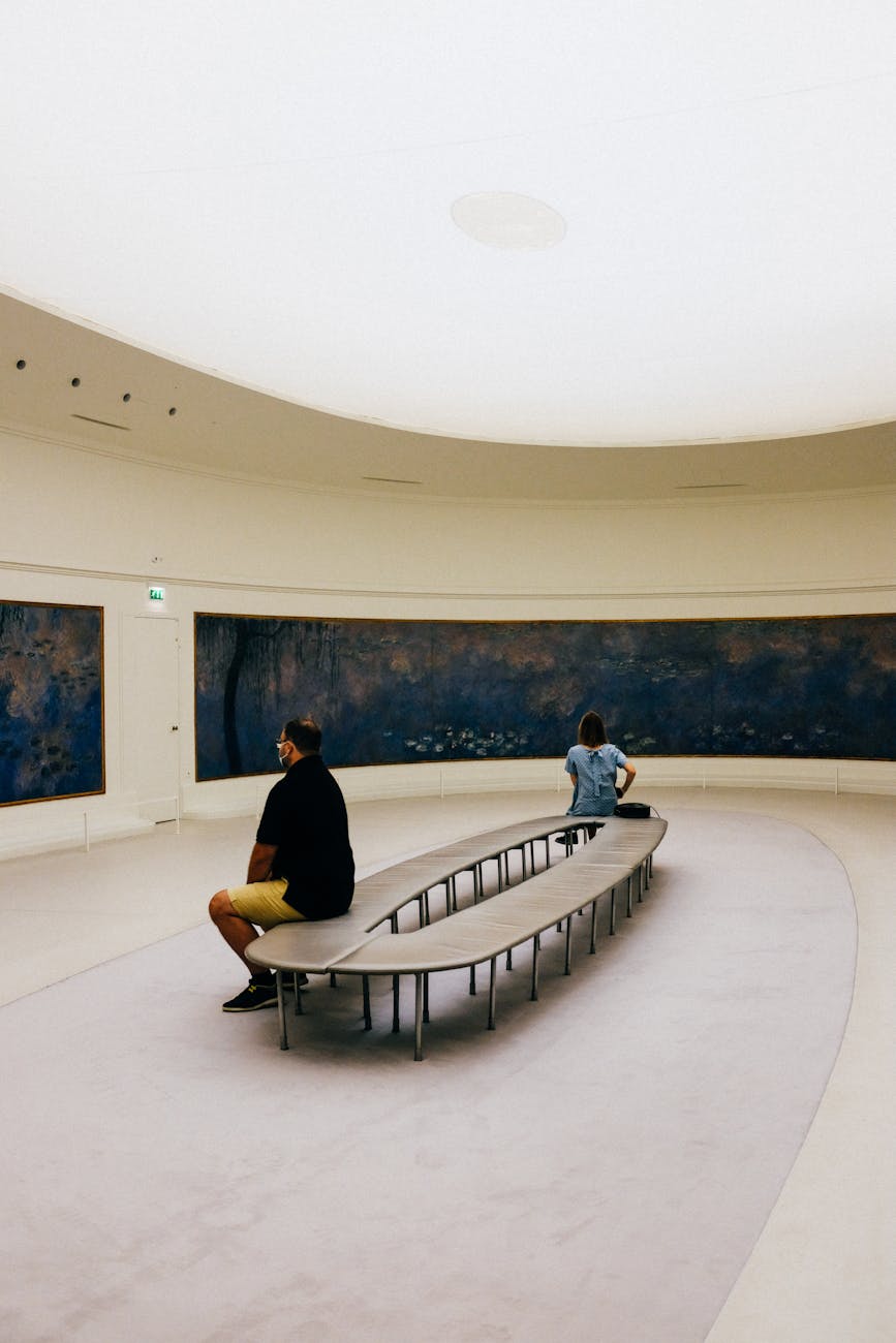 Visiteurs assis dans une salle d'art contemporain minimaliste