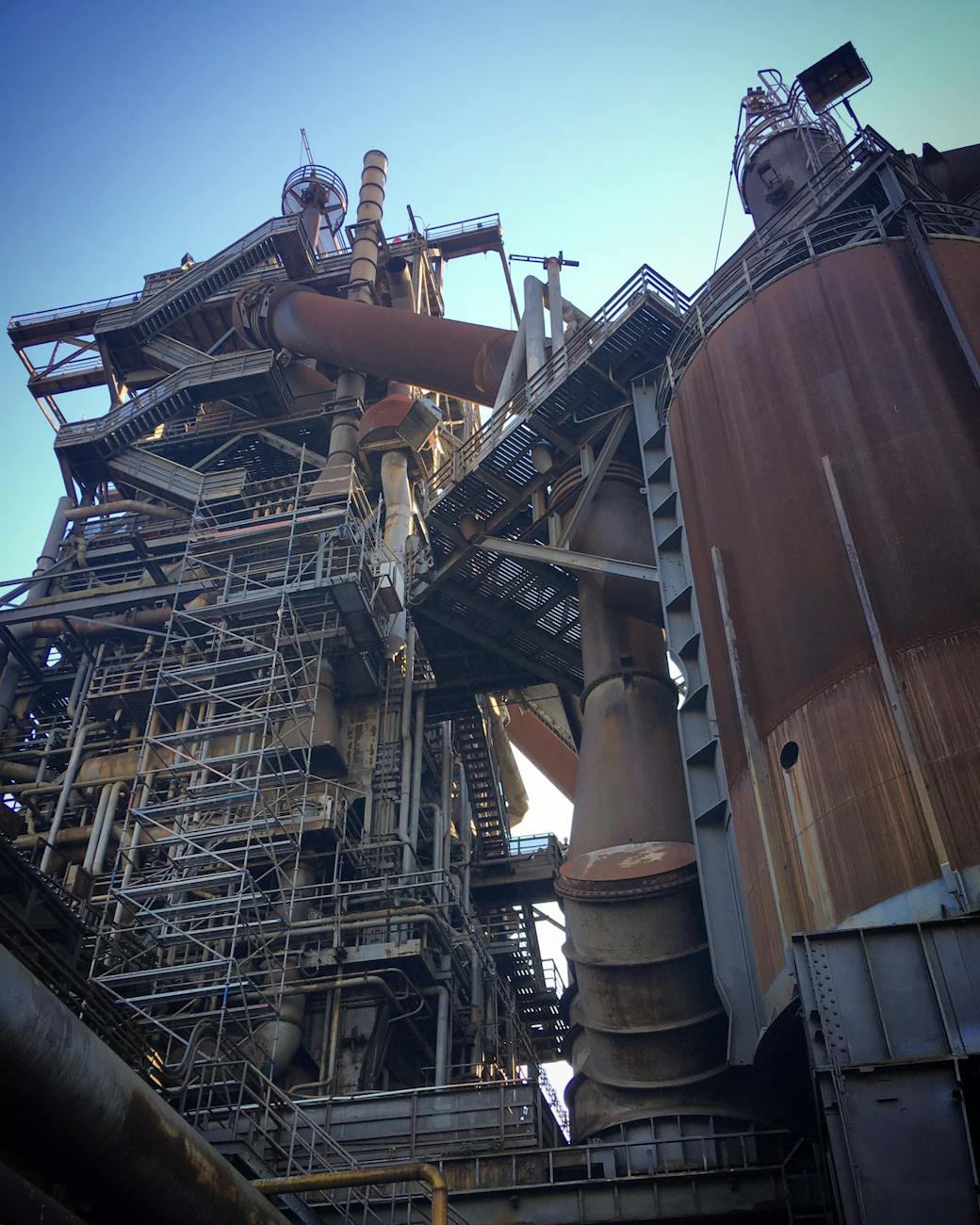 Tuyaux et structure industrielle en acier