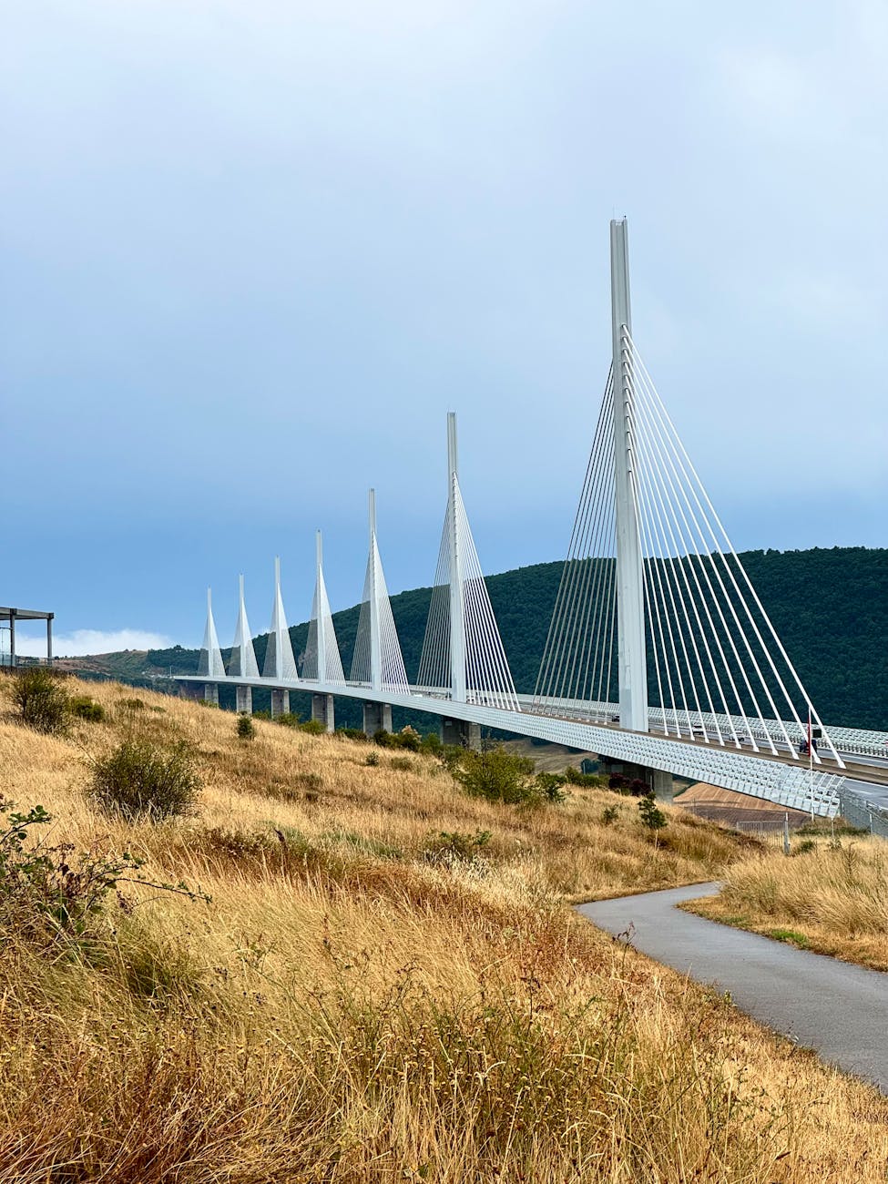 Viaduc de Millau, plus haut pont du monde, sous un ciel nuageux