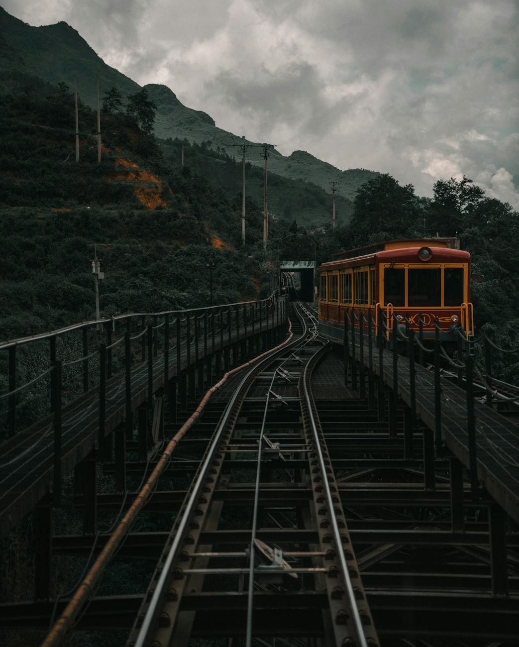 Train traversant un paysage de montagne brumeux