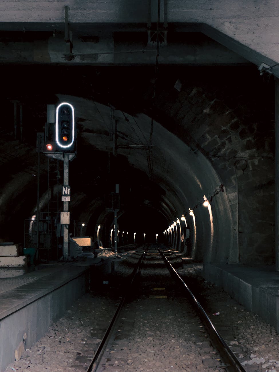 Tunnel ferroviaire avec voies et signaux lumineux