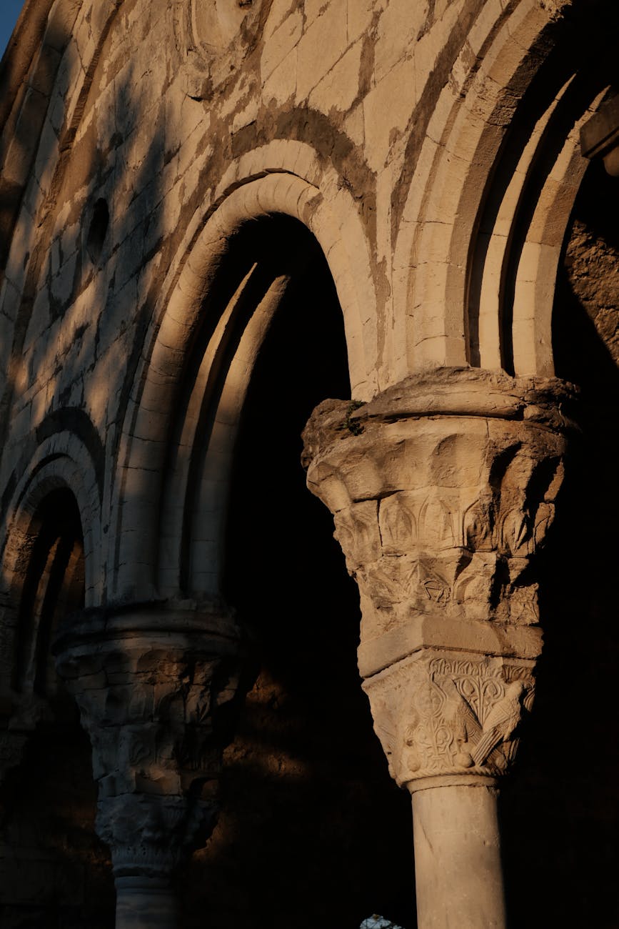 Arches gothiques sculptées en gros plan