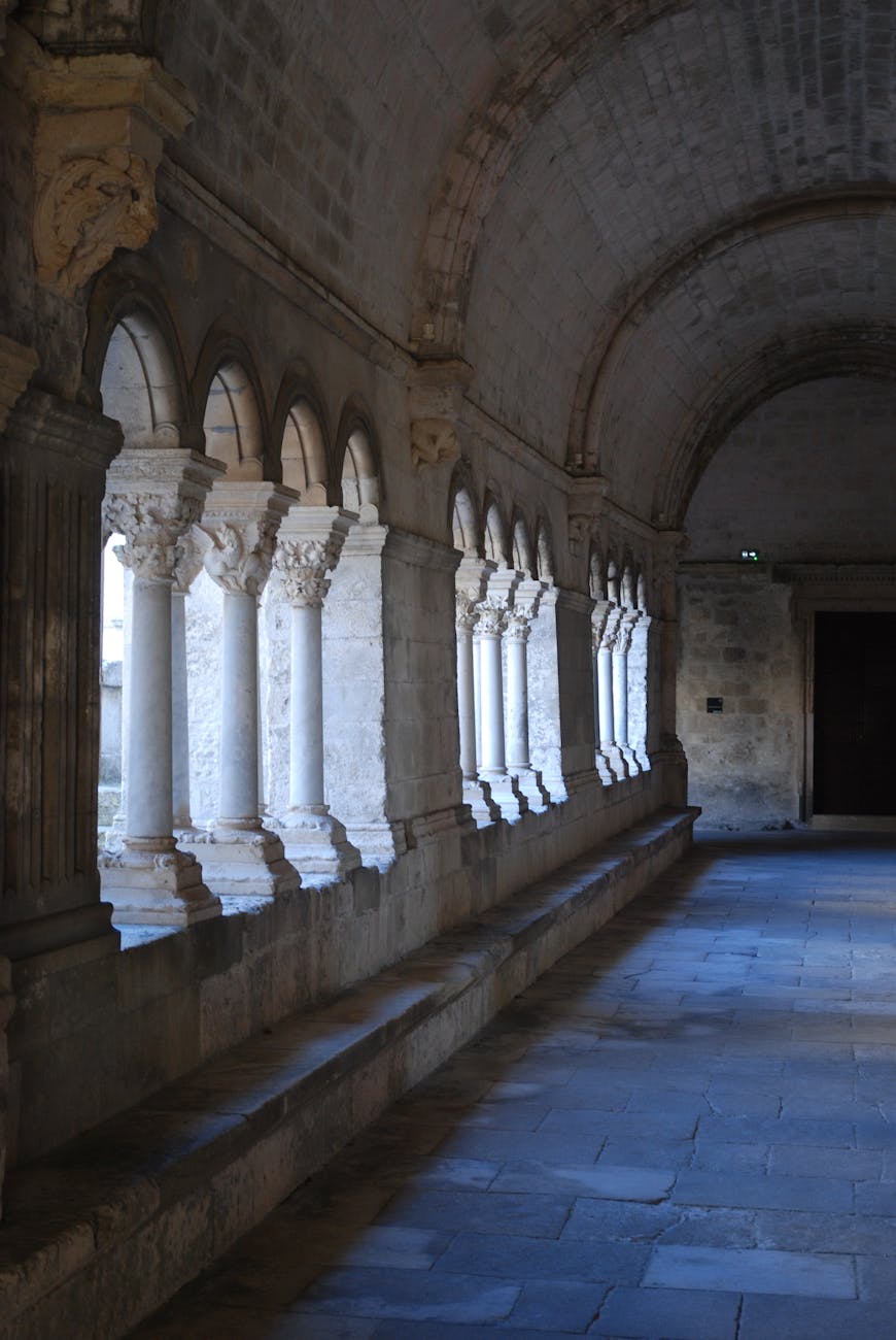 Cloître roman avec colonnes et arches