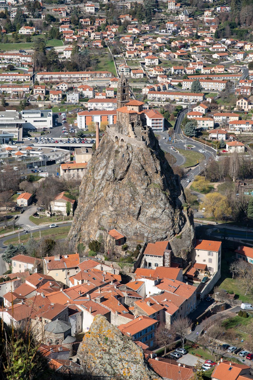 Vue aérienne de la chapelle Saint-Michel d'Aiguilhe au Puy-en-Velay