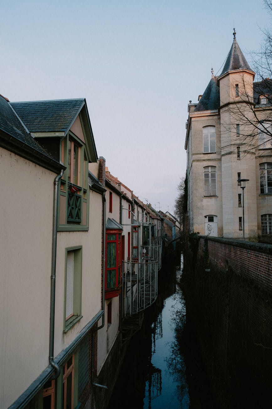 Canal au crépuscule avec bâtiments anciens