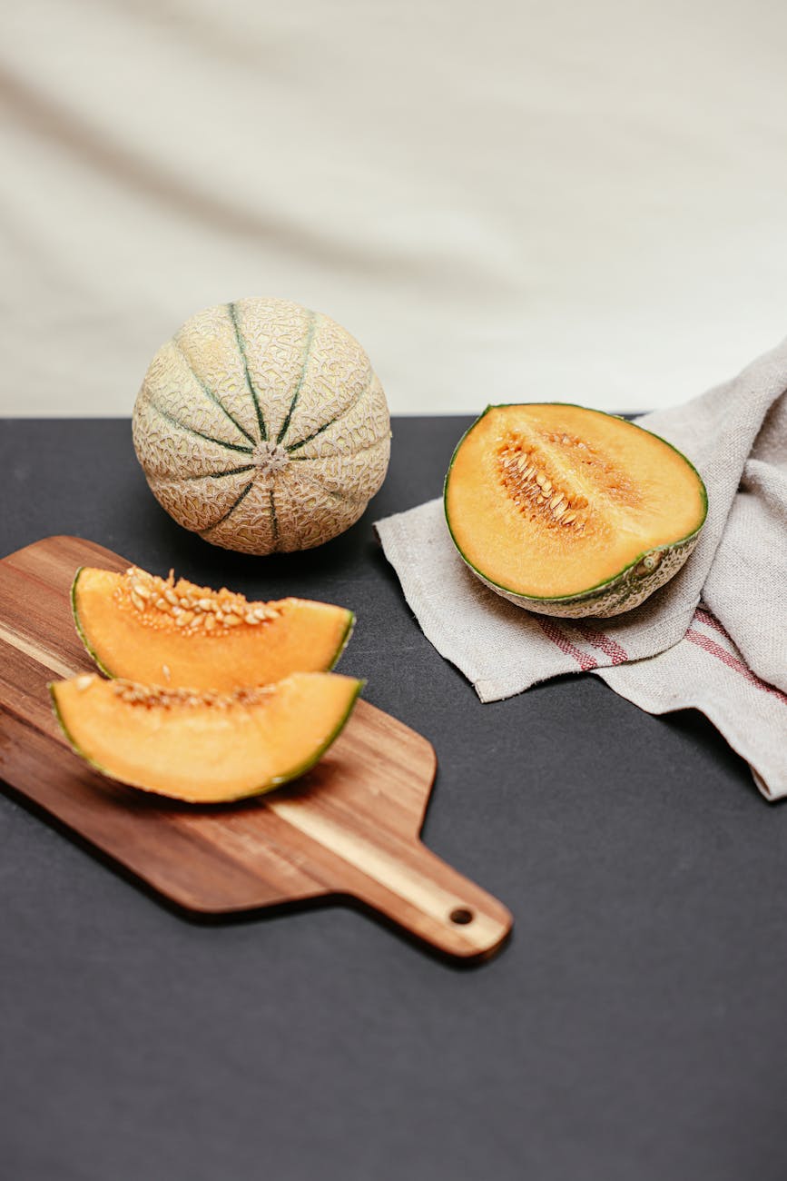 Tranches de melon orange sur planche en bois