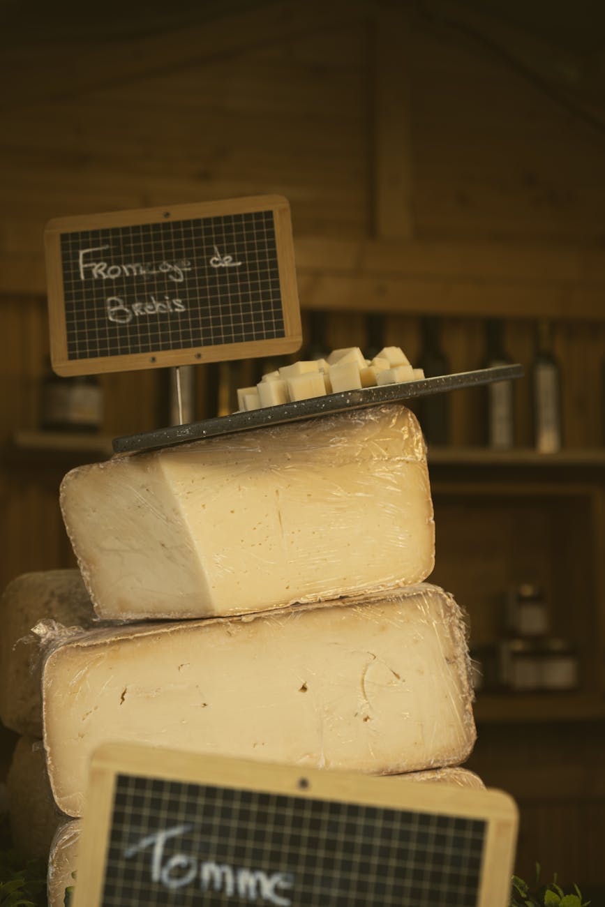 Sélection rustique de fromages artisanaux en marché français
