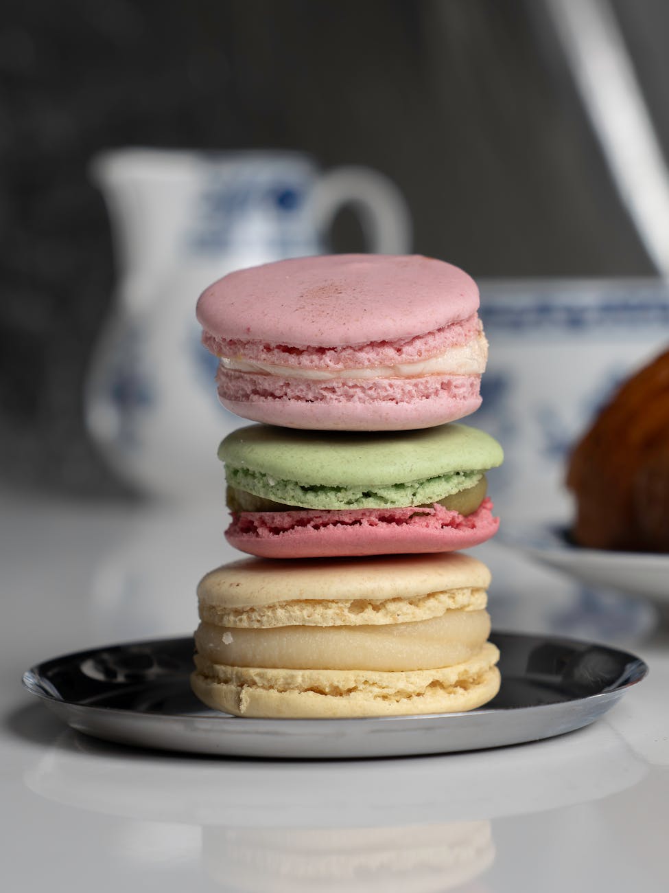 Pile de macarons traditionnels sur une assiette