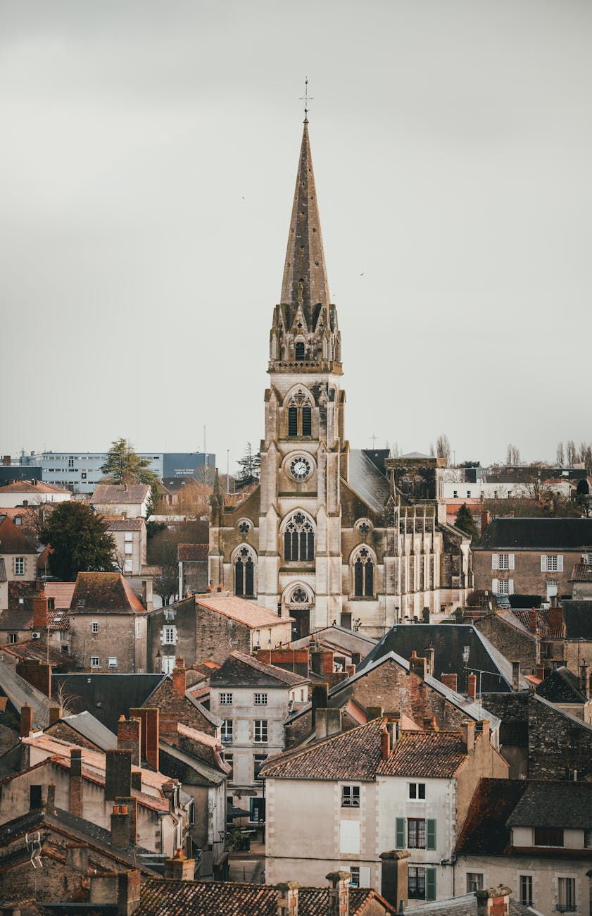 Vue panoramique de Montmorillon avec le clocher de l'église