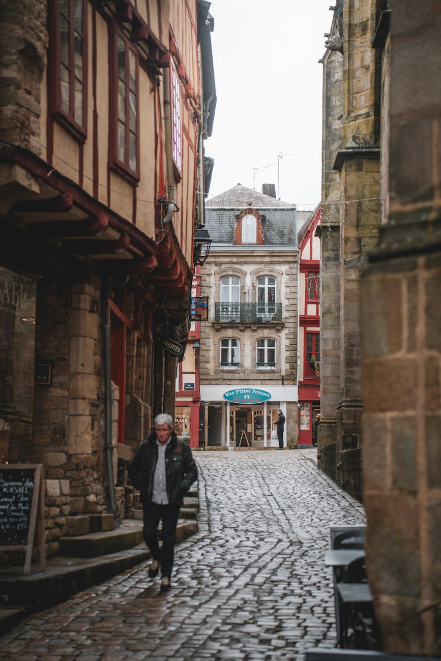 Ruelle médiévale de Vannes avec architecture historique et pavés