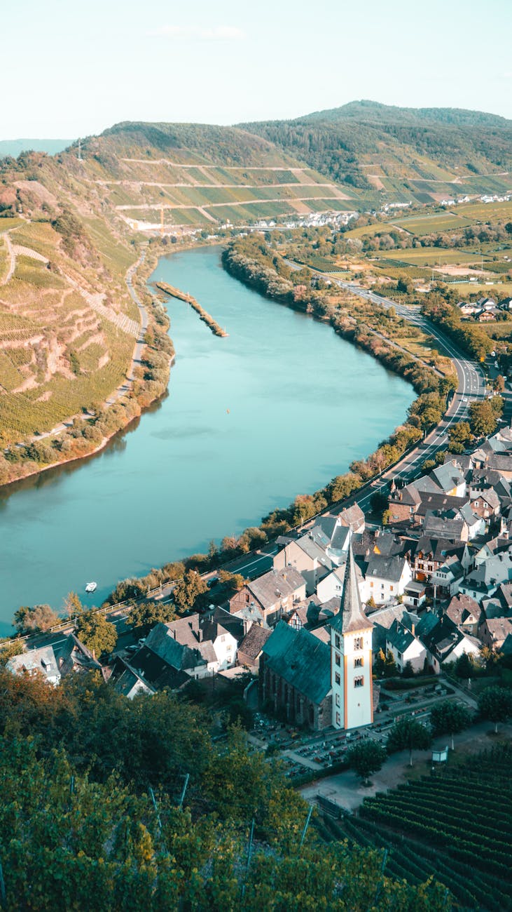 Vue aérienne de la rivière Moselle serpentant entre les vignobles