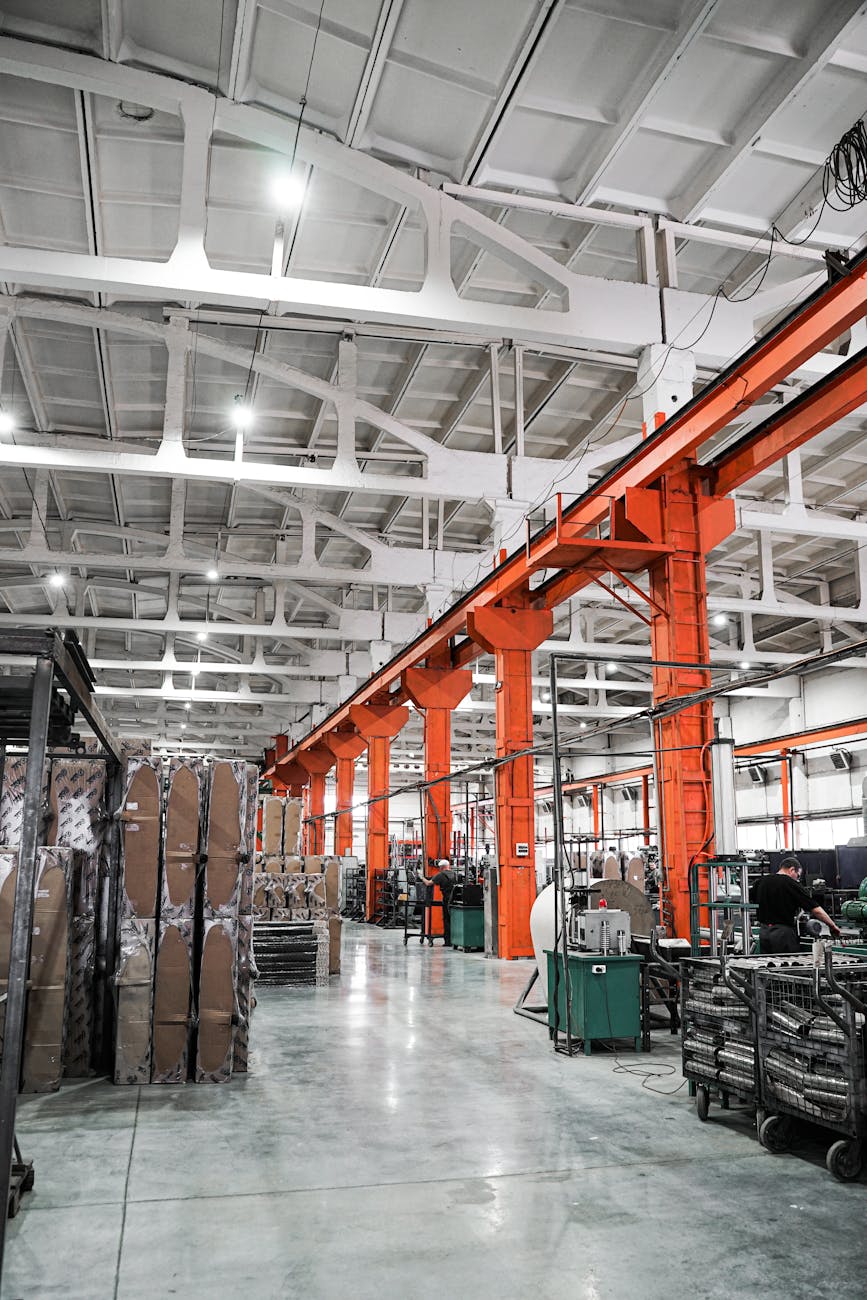 Intérieur spacieux d'usine avec machinerie