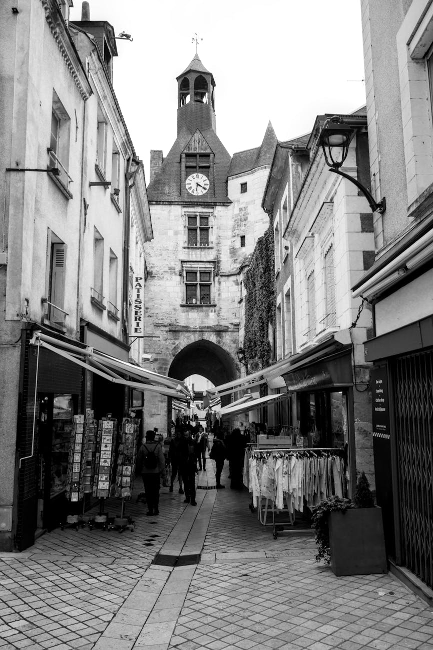 Rue animée d'une ville française avec horloge historique