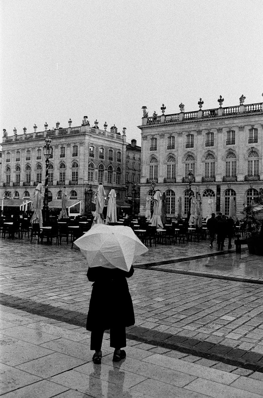 Personne avec parapluie sur la place Stanislas à Nancy