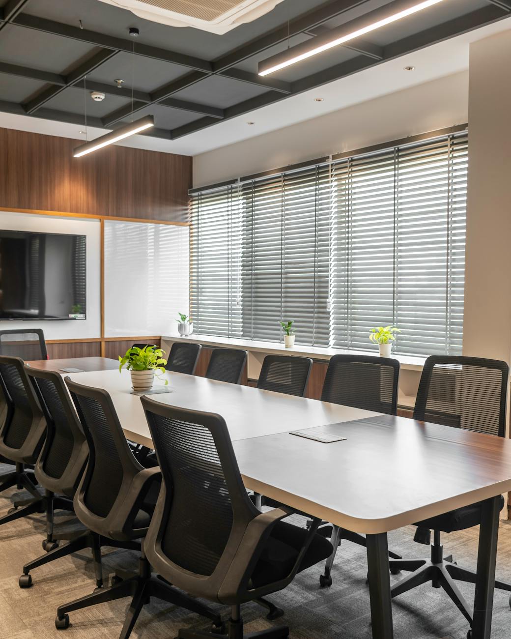Salle de conférence moderne avec table