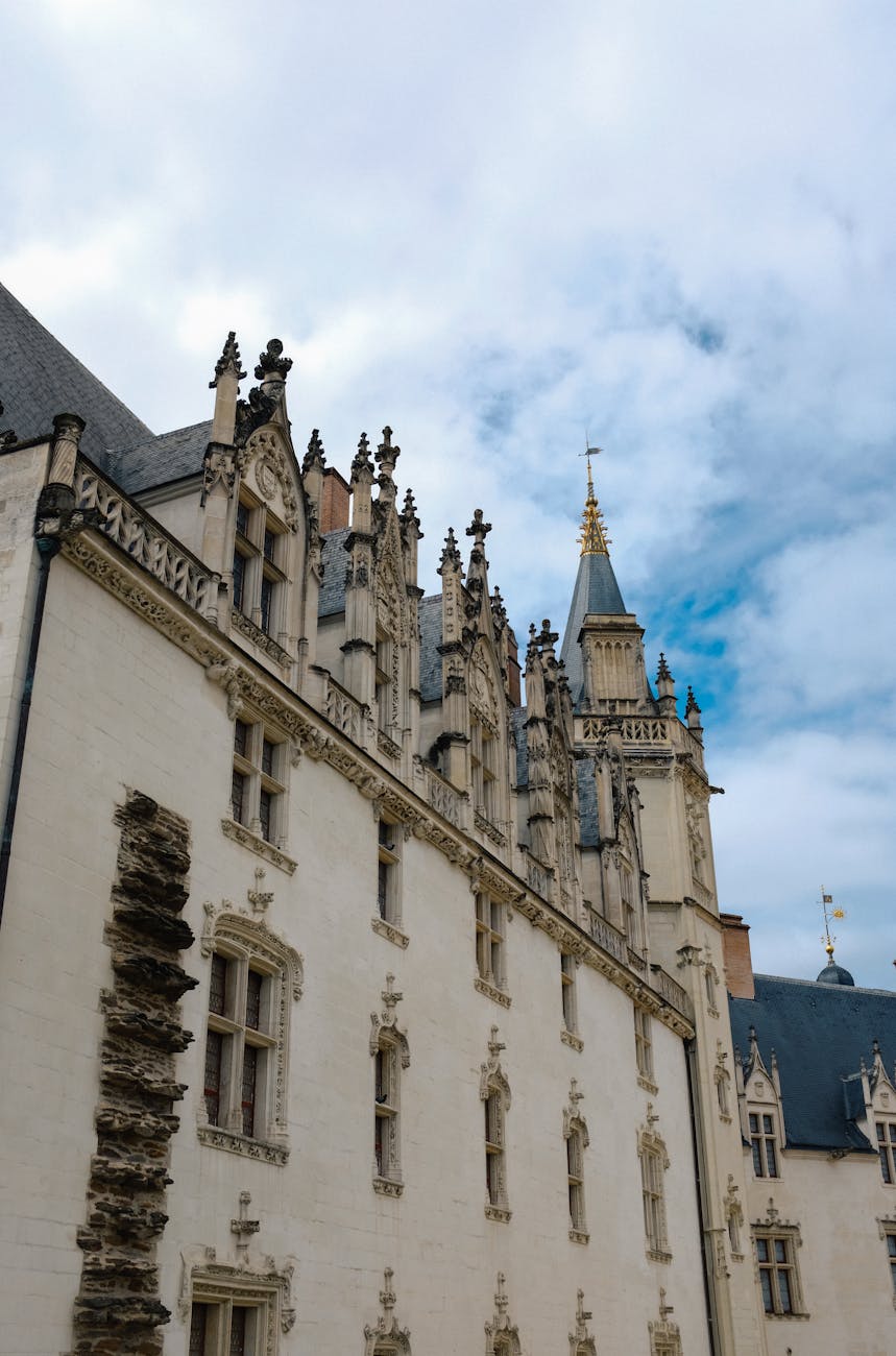 Château des Ducs de Bretagne à Nantes sous un ciel dégagé
