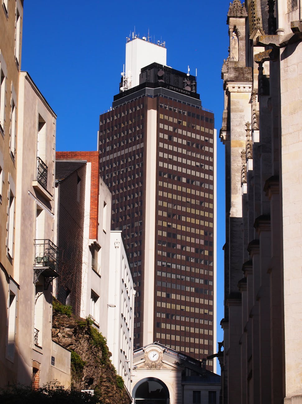 Tour Bretagne dominant le centre-ville de Nantes