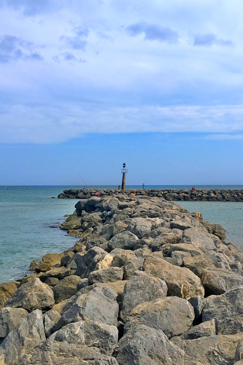 Côte rocheuse avec phare au bord de la Méditerranée à Narbonne
