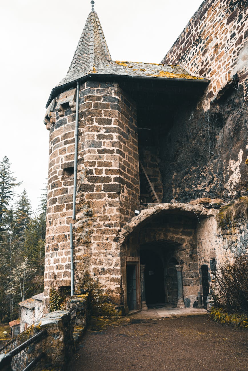 Tour ancienne d'un château français en pierre