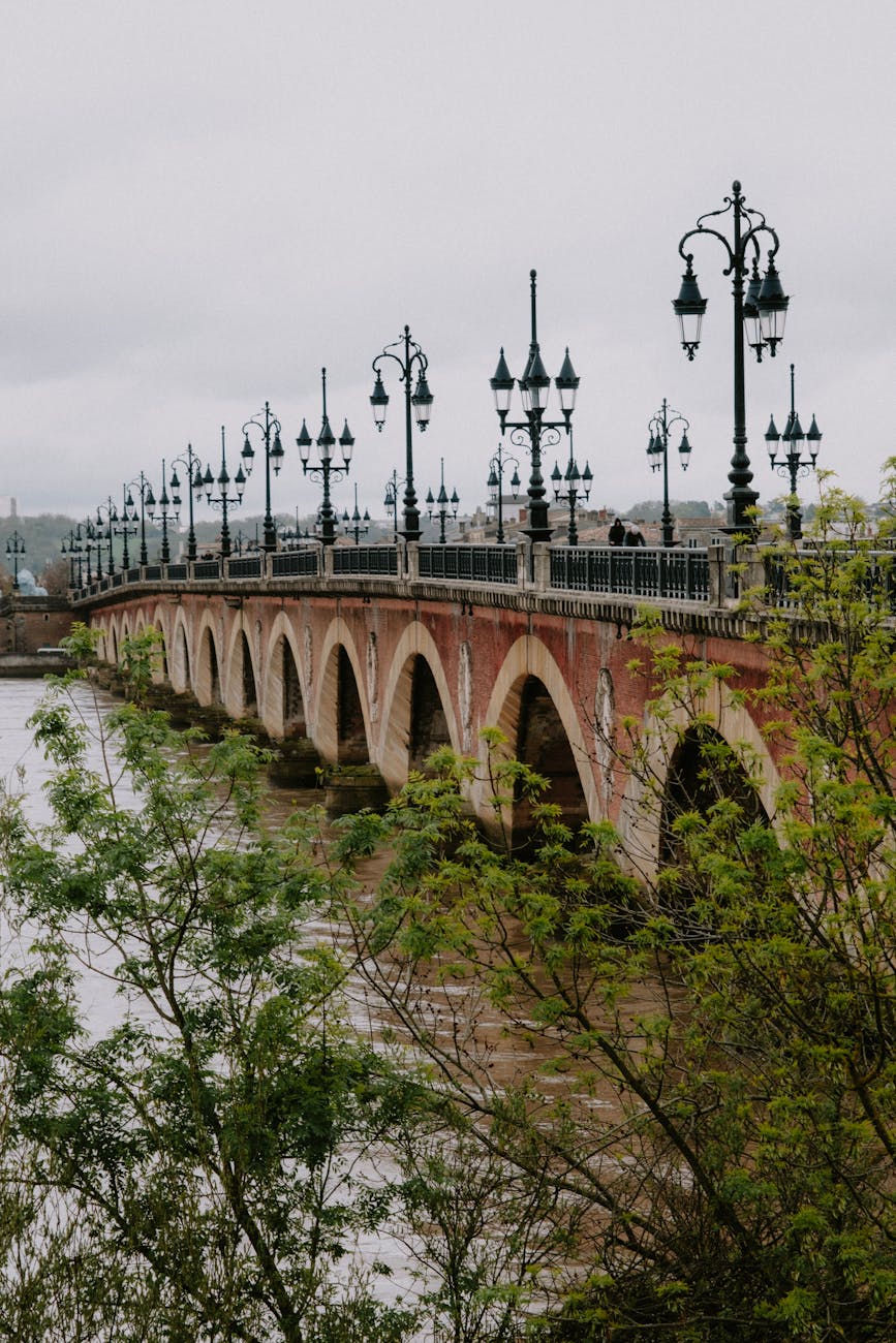 Pont historique sur une rivière en France
