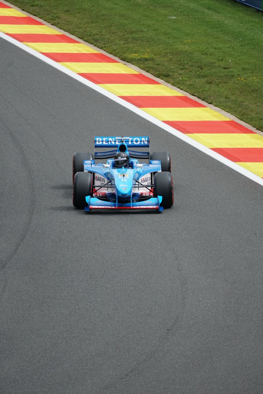 Voiture Formule 1 Benetton sur circuit historique